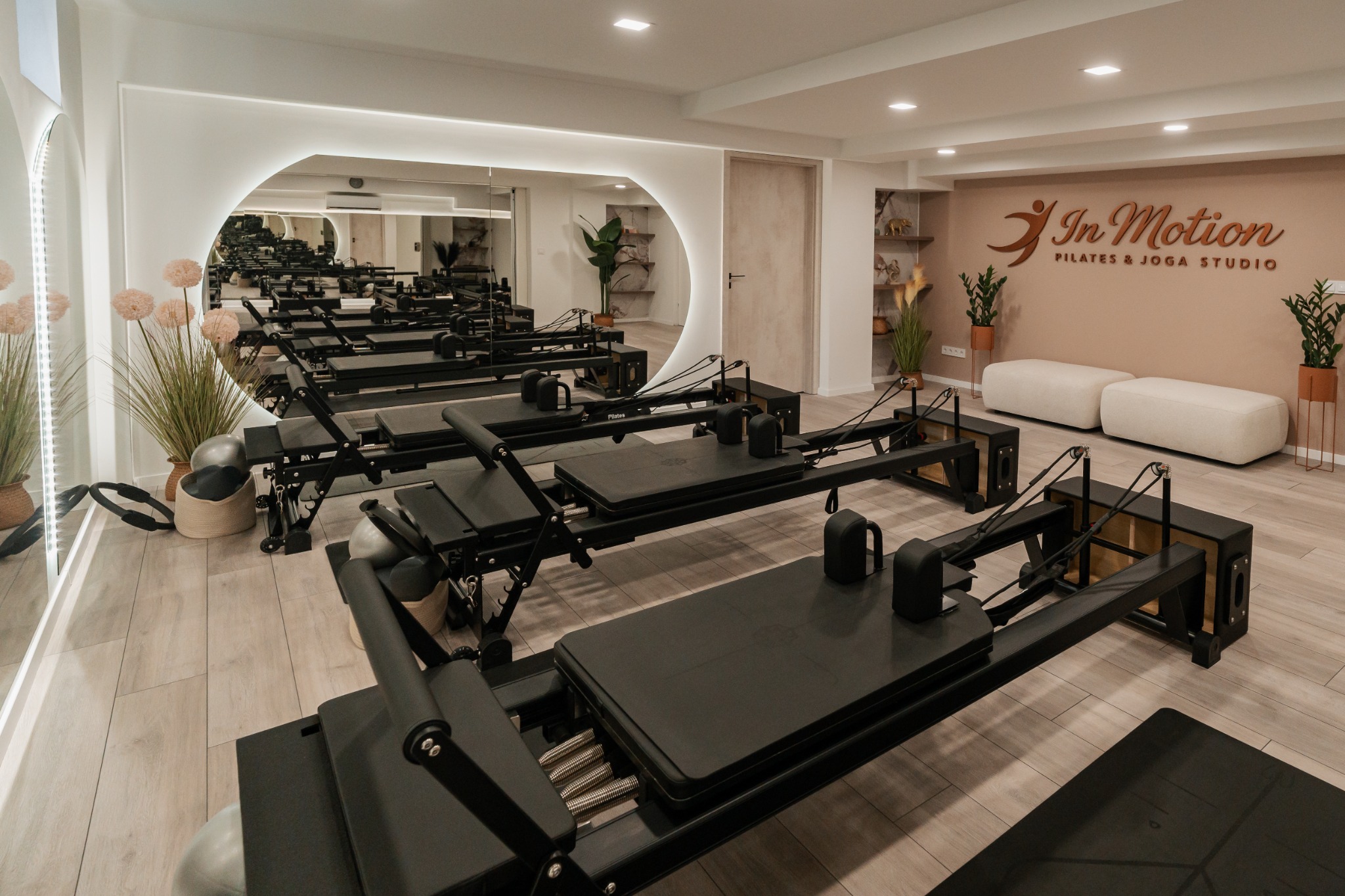 Az InMotion Pilates és Jóga Studio világos reformer terme Győr-Szabadhegyen